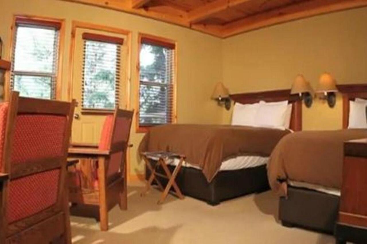 Buffalo Mountain Lodge Банф Екстериор снимка