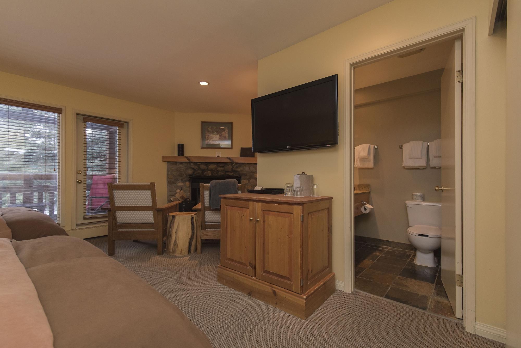Buffalo Mountain Lodge Банф Екстериор снимка