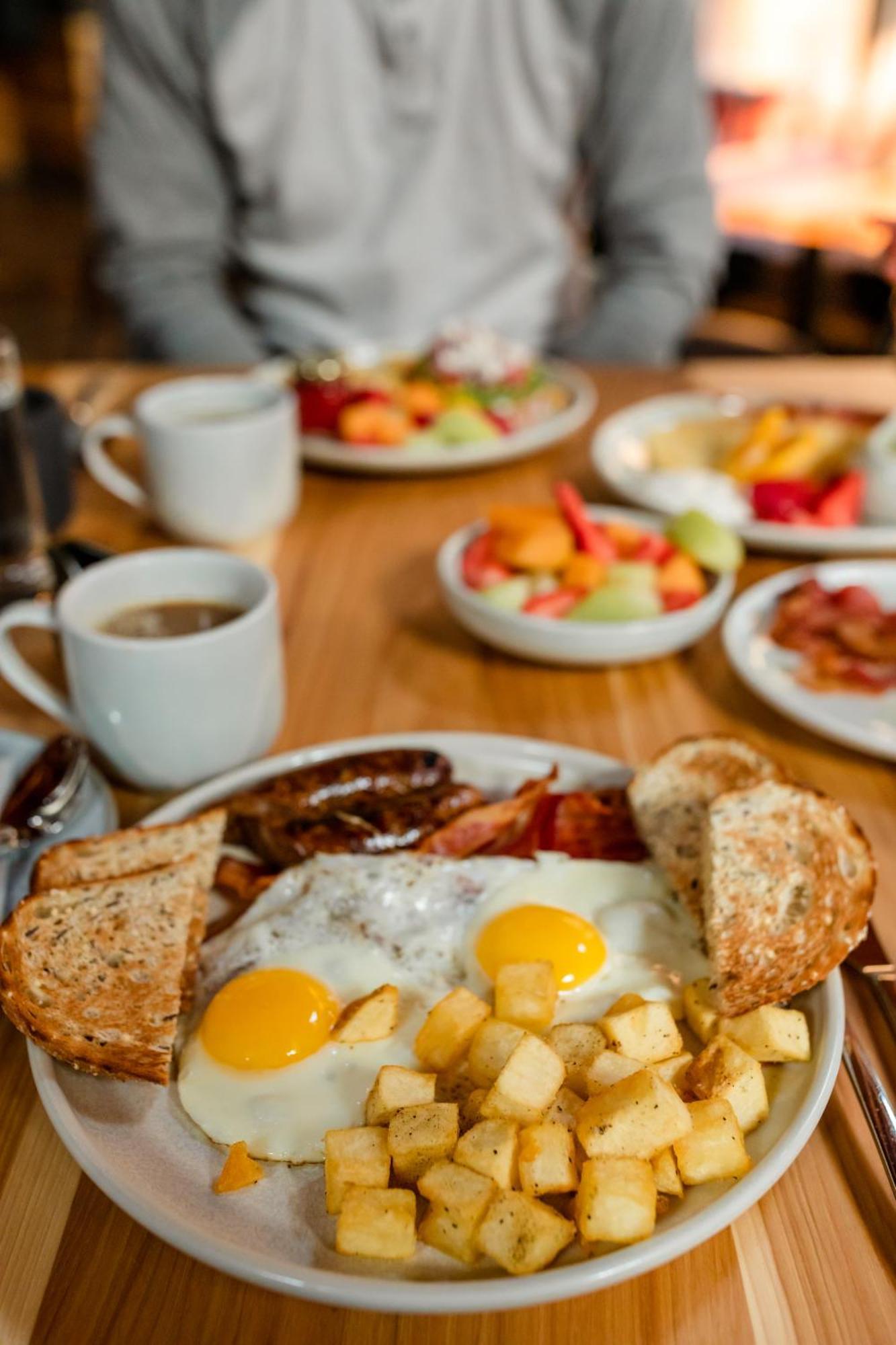 Buffalo Mountain Lodge Банф Екстериор снимка