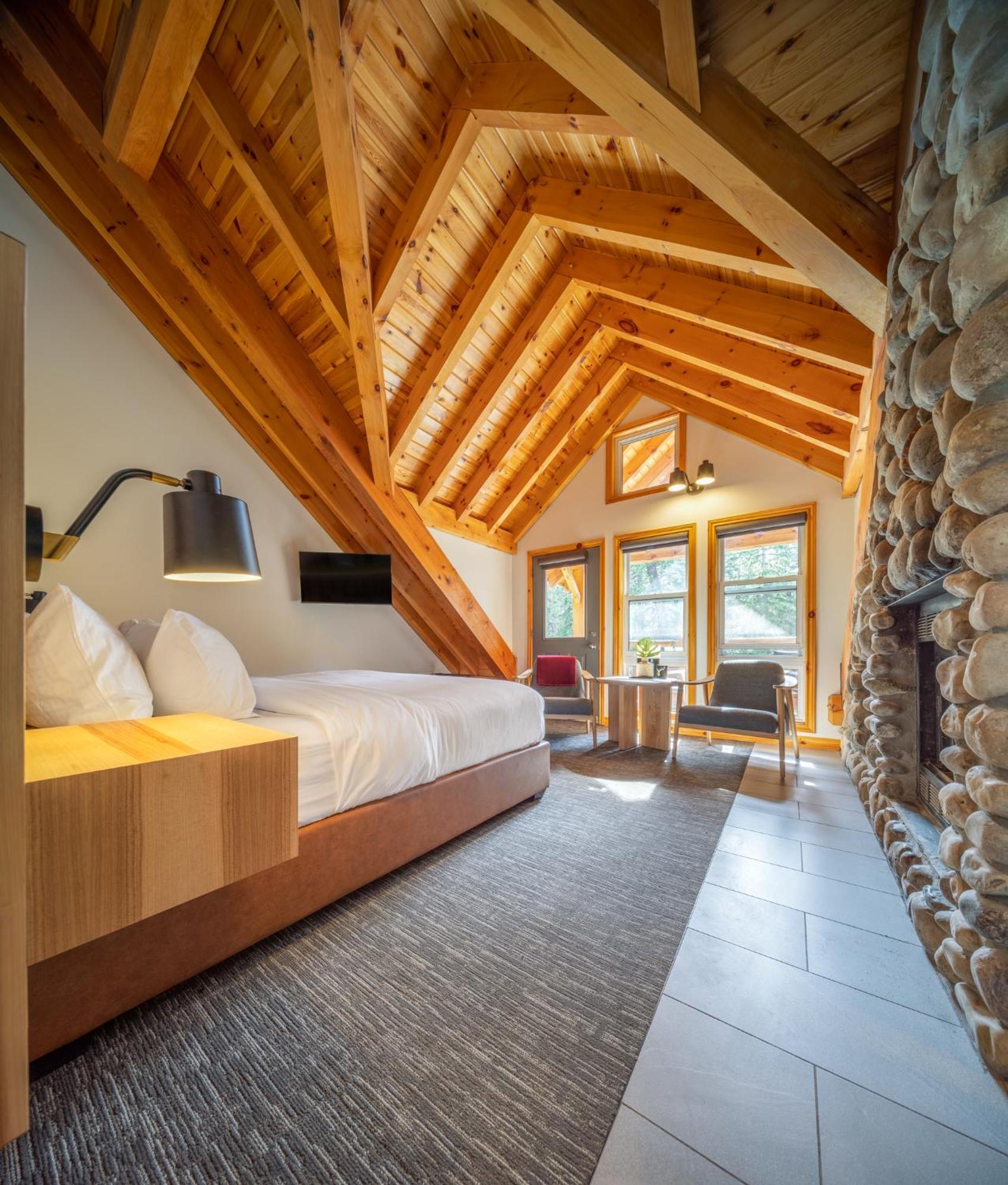 Buffalo Mountain Lodge Банф Екстериор снимка