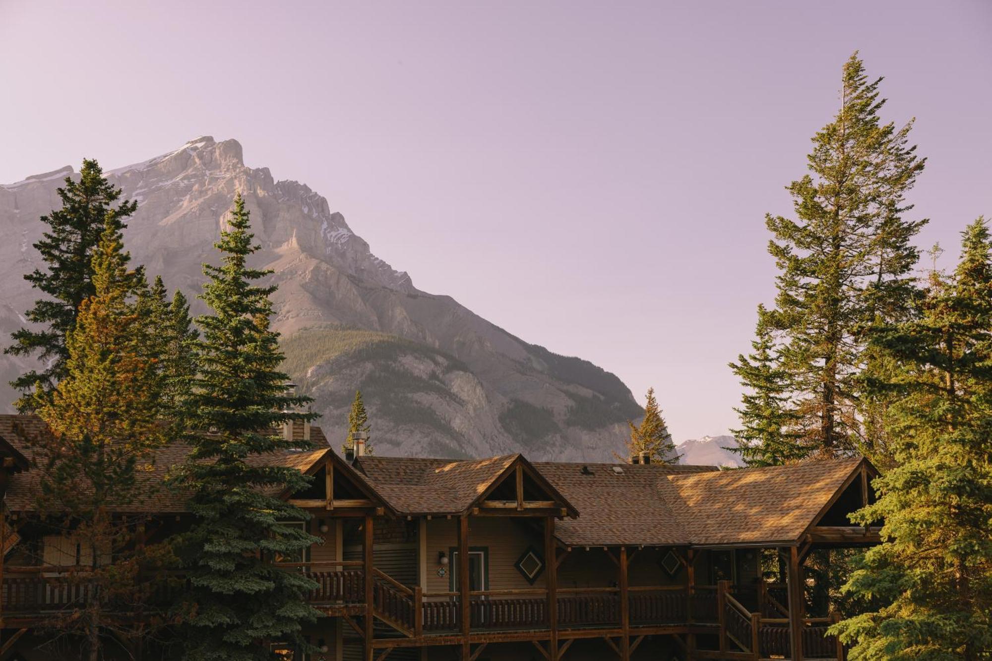 Buffalo Mountain Lodge Банф Екстериор снимка