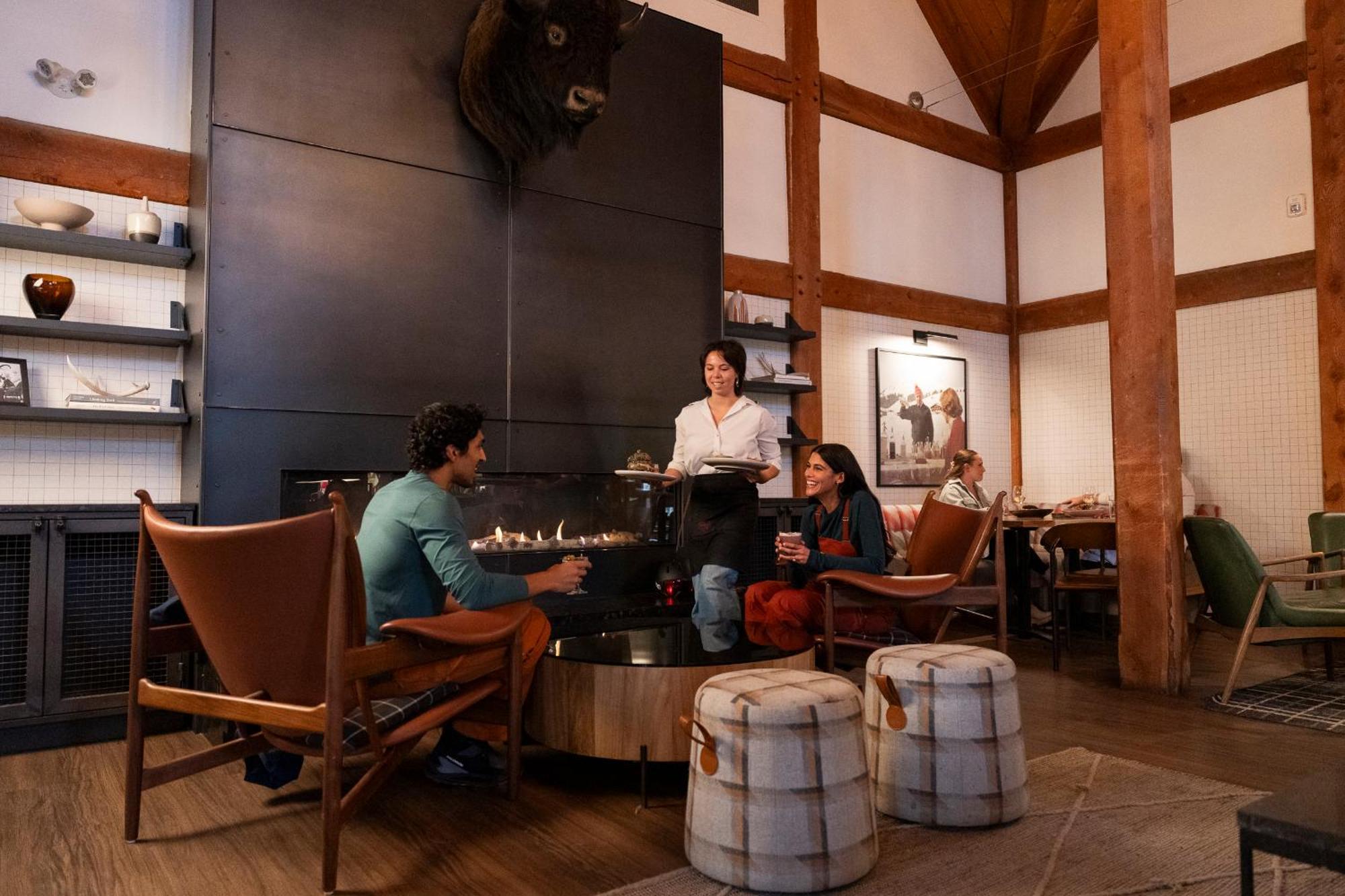 Buffalo Mountain Lodge Банф Екстериор снимка